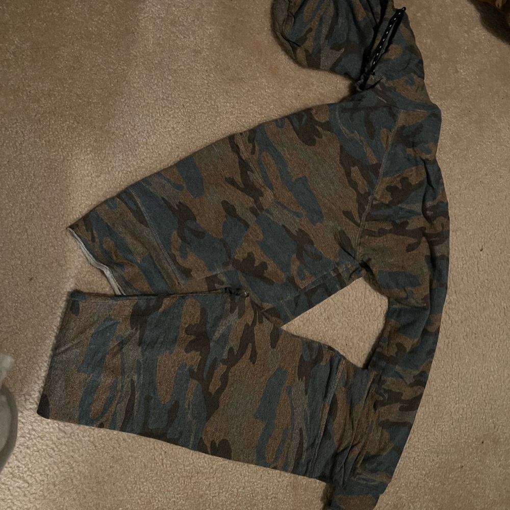 Sundry camouflage hoodie and leggings.
